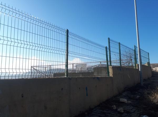 Güvenli Okul Projesi kapsamında Okul duvarlarımızı çitlerle yükseltiyoruz.