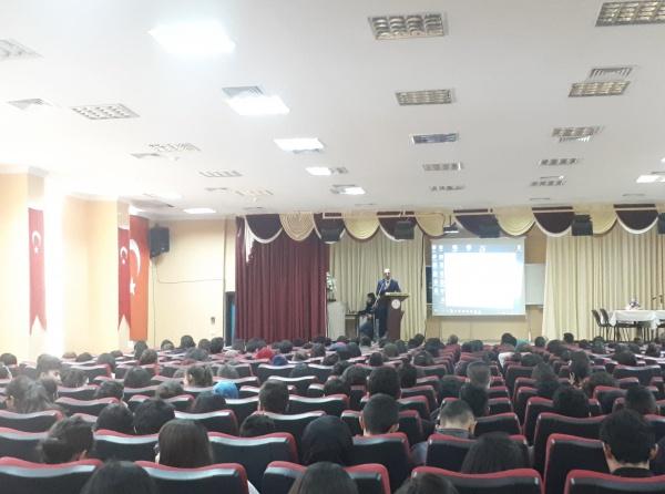 İlçe Milli Eğitim Şube Müdürü Sinan ŞAHBAZ İstiklal Marşı şairi Mehmet Akif ERSOY hakkında konferans verdi.